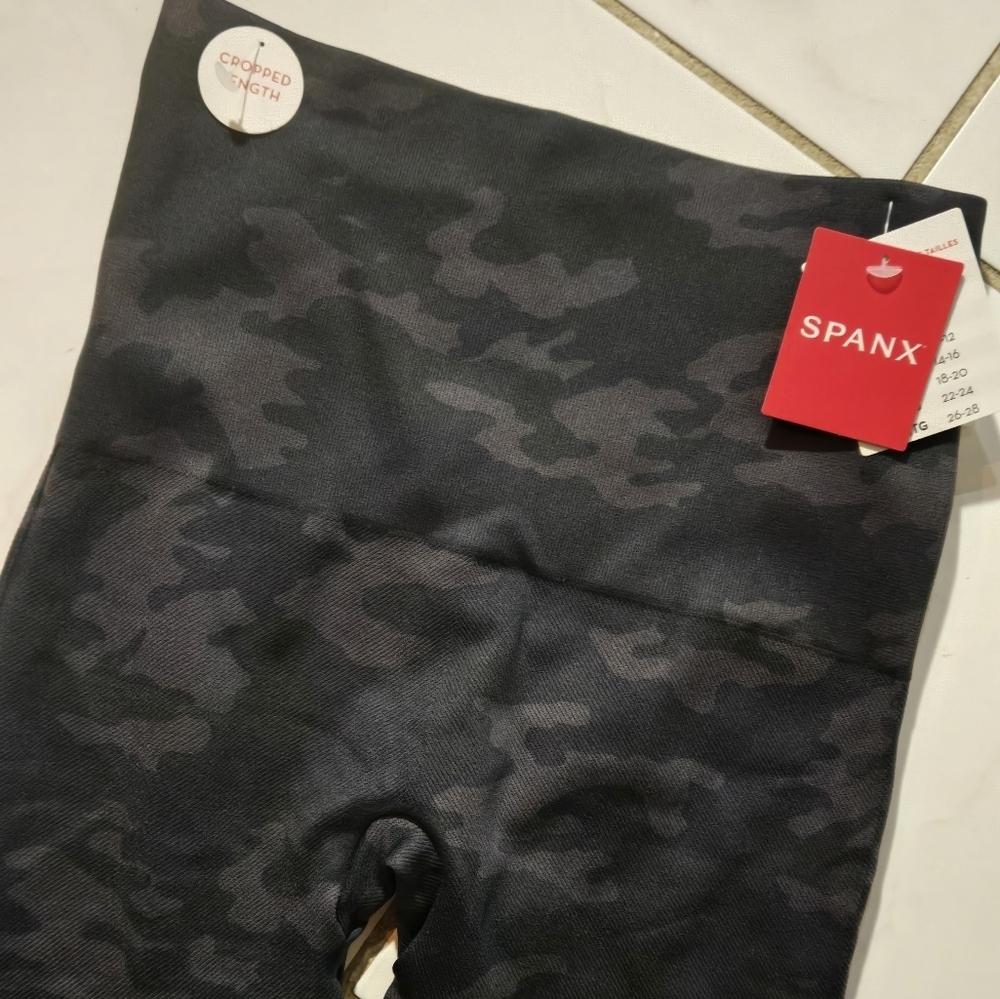 Spanx Black Camo Cropped Leggings Pants Capris Look At Me Now Gym Compression - Picture 6 of 13